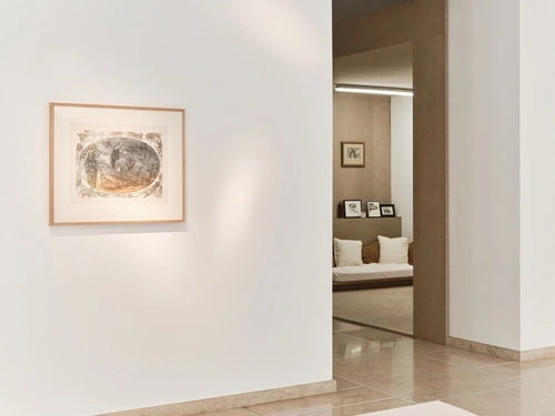 Tejswini Narayan Sonawane, Ena luna, eno sonce. Postavitev razstave, Galerija ISIS, Ljubljana, 2025. Foto: Klemen Ilovar. Arhiv MGLC.