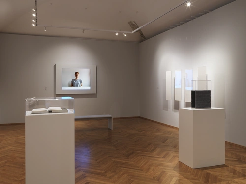 Shirin Salehi, HUM, HUM, HUM. Postavitev razstave, Grad Tivoli, 2026/27.