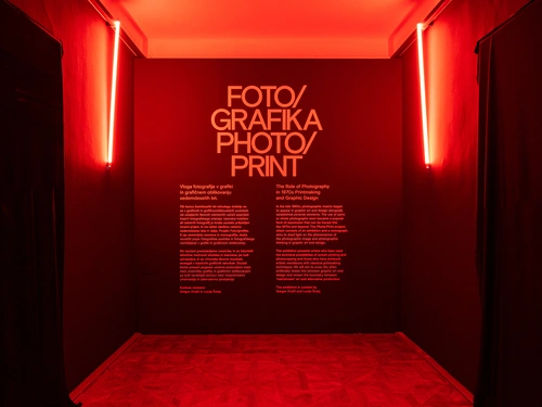 Foto/grafika: vloga fotografije v grafiki in grafičnem oblikovanju sedemdesetih let, 2022, postavitev razstave v MGLC. Foto: Jaka Babnik. Arhiv MGLC.