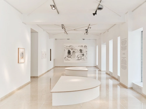 Tejswini Narayan Sonawane, Ena luna, eno sonce. Postavitev razstave, Galerija ISIS, Ljubljana, 2025. Foto: Klemen Ilovar. Arhiv MGLC.