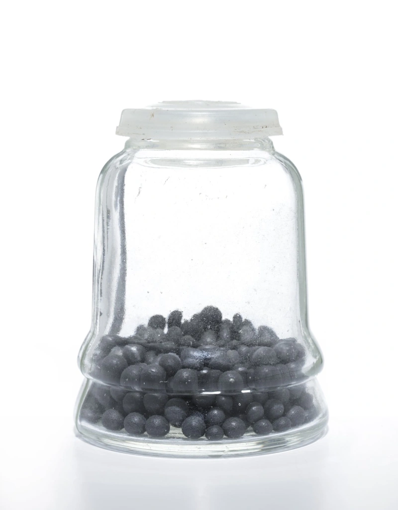 Small but dangers, untitled, modified found object, 7 cm x 5,3 cm, 2024.