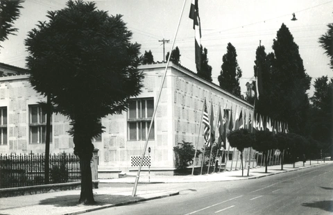 Pročelje Moderne galerije z zastavami (v času I. mednarodne grafične razstave), 1955.  Foto: Vlastja Simončič. Fotoarhiv Moderne galerije, Ljubljana.