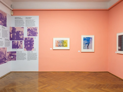 Foto/grafika: vloga fotografije v grafiki in grafičnem oblikovanju sedemdesetih let, 2022, postavitev razstave v MGLC. Foto: Jaka Babnik. Arhiv MGLC.