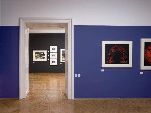 Foto/grafika: vloga fotografije v grafiki in grafičnem oblikovanju sedemdesetih let, 2022, postavitev razstave v MGLC. Foto: Jaka Babnik. Arhiv MGLC.
