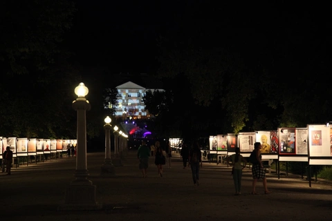 Asad Raza, There is no east or west (2015), 31st Biennial of Graphic Arts, Over you/you, Ljubljana, 2015, installation view at the Jakopič Promenade in Tivoli Park. Photo: Urška Boljkovac. MGLC Archive.