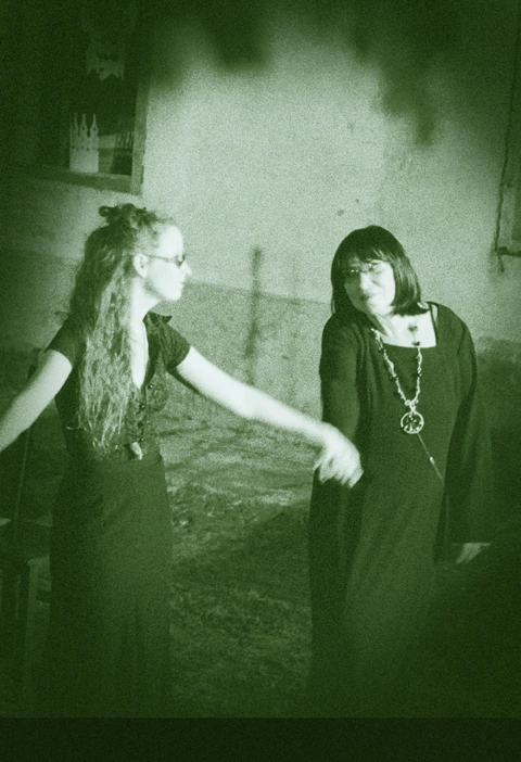 Zeliščarka, Svetlana Makarovič in Aphra Tesla. Foto: HUXTRL.