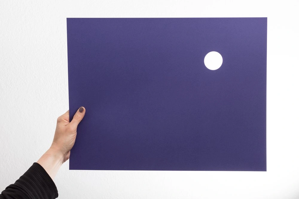 moonmouth, 2021, sitotisk na papir, perforacija/fi 4 cm, 44 x 34 cm. Foto: Jaka Babnik. Arhiv MGLC.