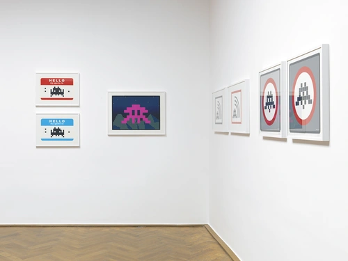 Invader, Grafike na papirju, 2020, postavitev razstave v MGLC.  Foto: Jaka Babnik. Arhiv MGLC.