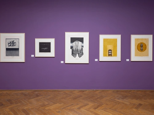 Foto/grafika: vloga fotografije v grafiki in grafičnem oblikovanju sedemdesetih let, 2022, postavitev razstave v MGLC. Foto: Jaka Babnik. Arhiv MGLC.