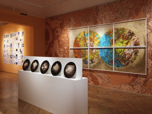 Tracy Naa Koshie Thompson, Svetovi znotraj svetov: Terra incognita. Postavitev razstave, Grad Tivoli, 2026.